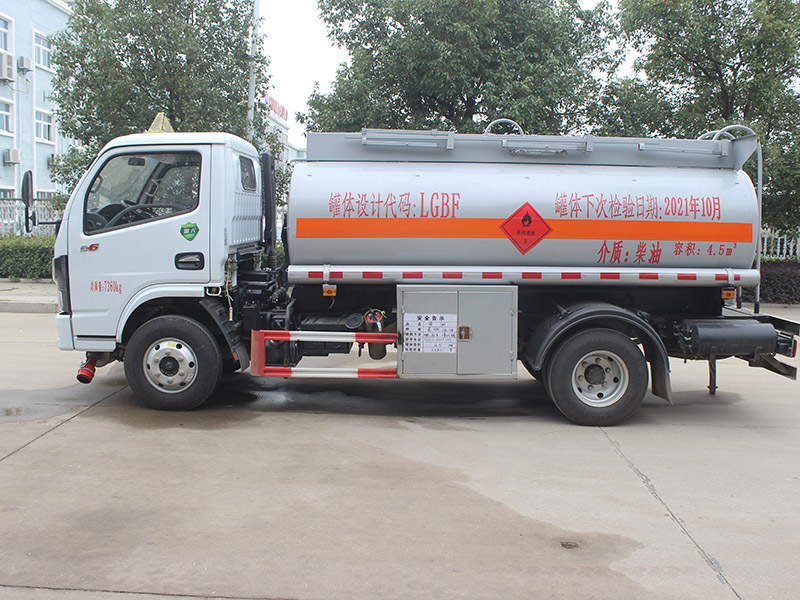 東風(fēng)多利卡4.5立方SCS5070GJYEQ6加油車
