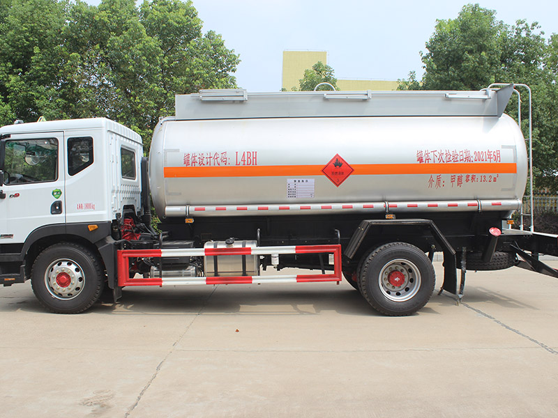東風(fēng)D9多利卡13.2立方SCS5180GRYEQ6易燃液體罐式運(yùn)輸車(chē)